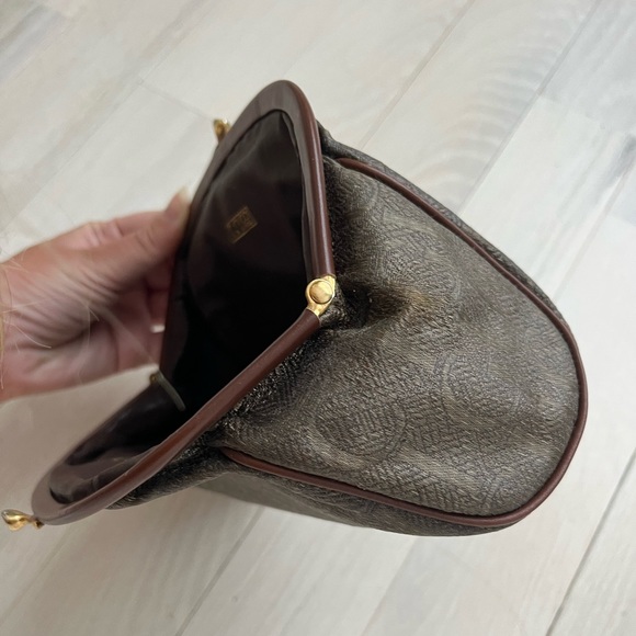 Vintage Gucci Clutch with rare monogram and kiss lock - Picture 10 of 17